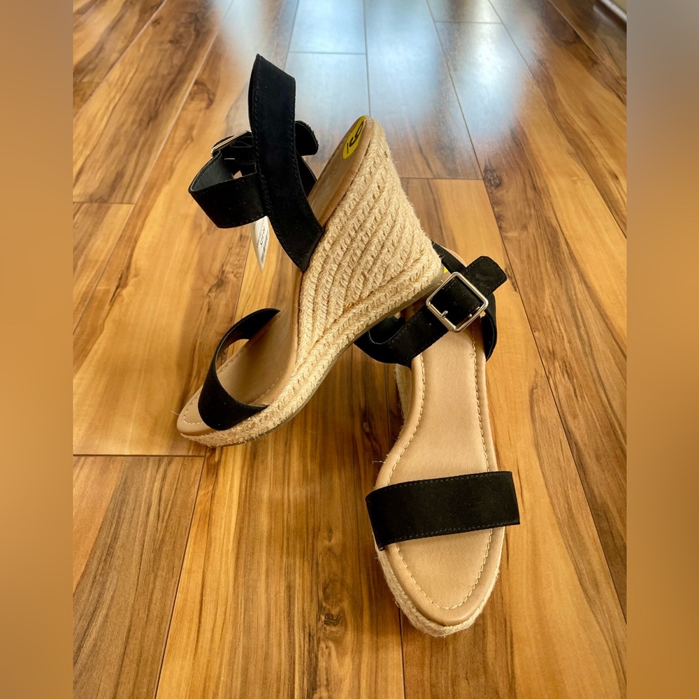NWT Women’s wedge sandals size 9